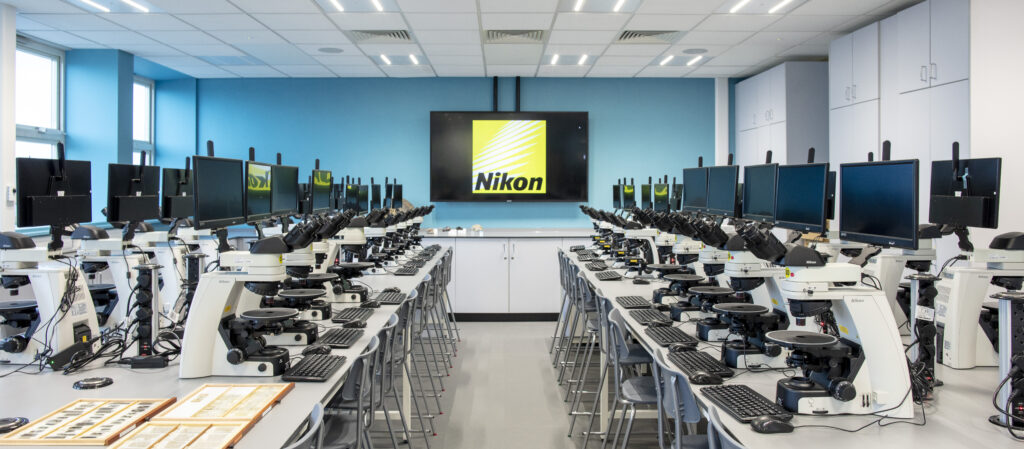 Nikon-Lehrmikroskope verbessern das Lernen von Studierenden an Universitäten