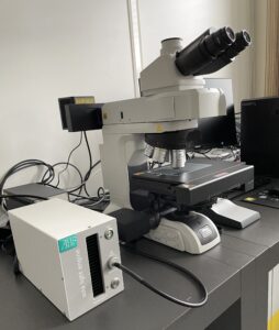 Das Nikon ECLIPSE LV150NA Mikroskop, ausgestattet mit fortschrittlicher Fluoreszenzbeleuchtung und geliefert mit zwei Spezialfiltern für blau-violette und blaue Anregung.