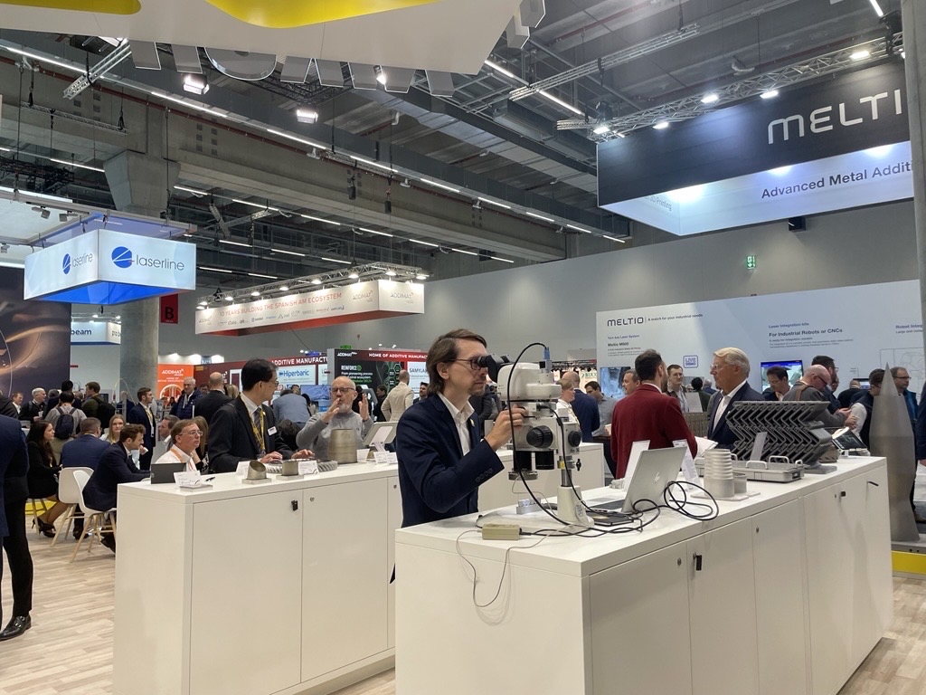 Charly Philippe at a recent exhibition, with one of Nikon’s Stereo Microscopes. 