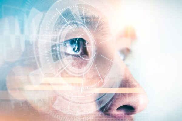 Imagen ampliada del ojo de un hombre con una superposición de gráficos de computadora