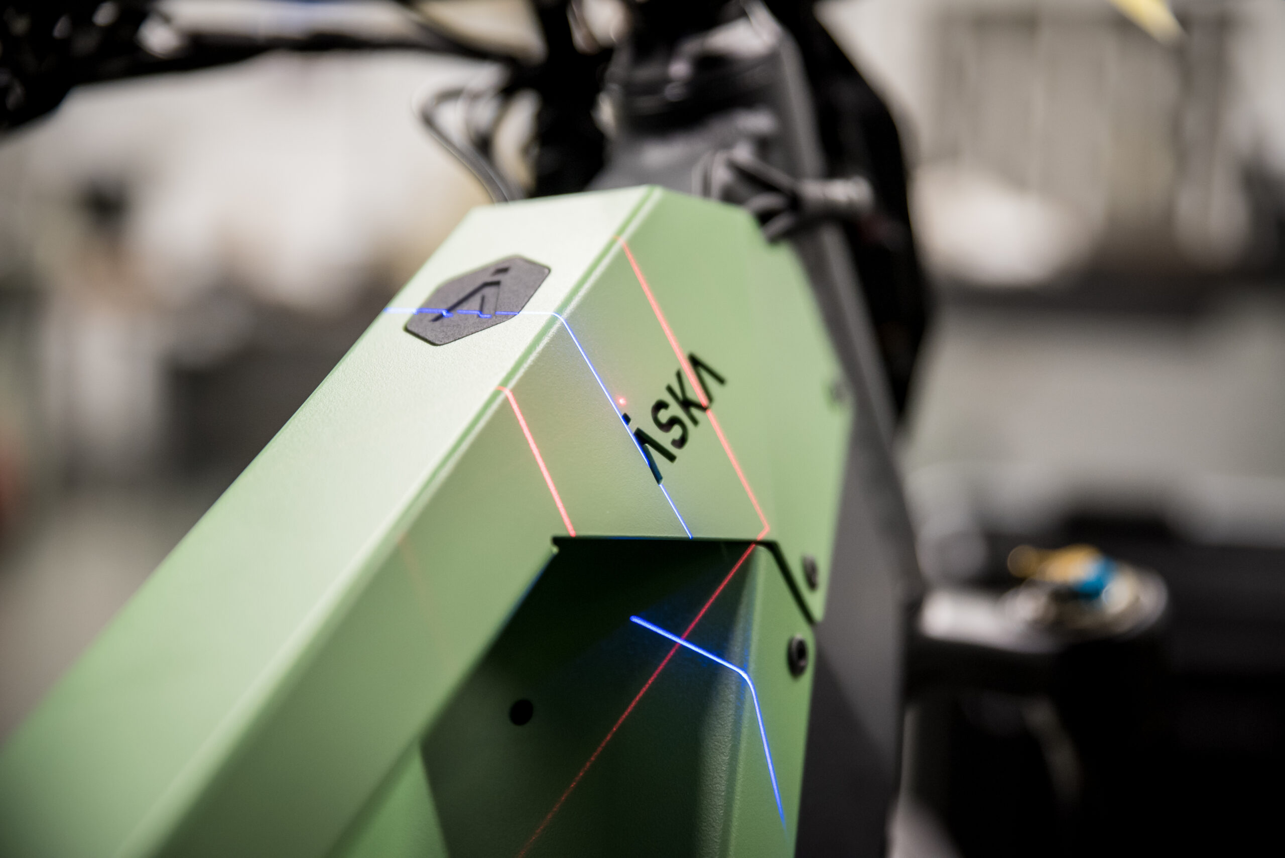 Le ModelMaker H120 en action, scannant le cadre du vélo, couvert par une garantie de 5 ans.