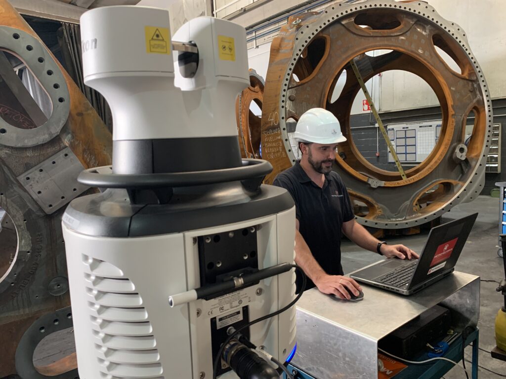 Fernando Comín sur un site client en Espagne pour un projet à large volume avec le radar laser APDIS de Nikon.