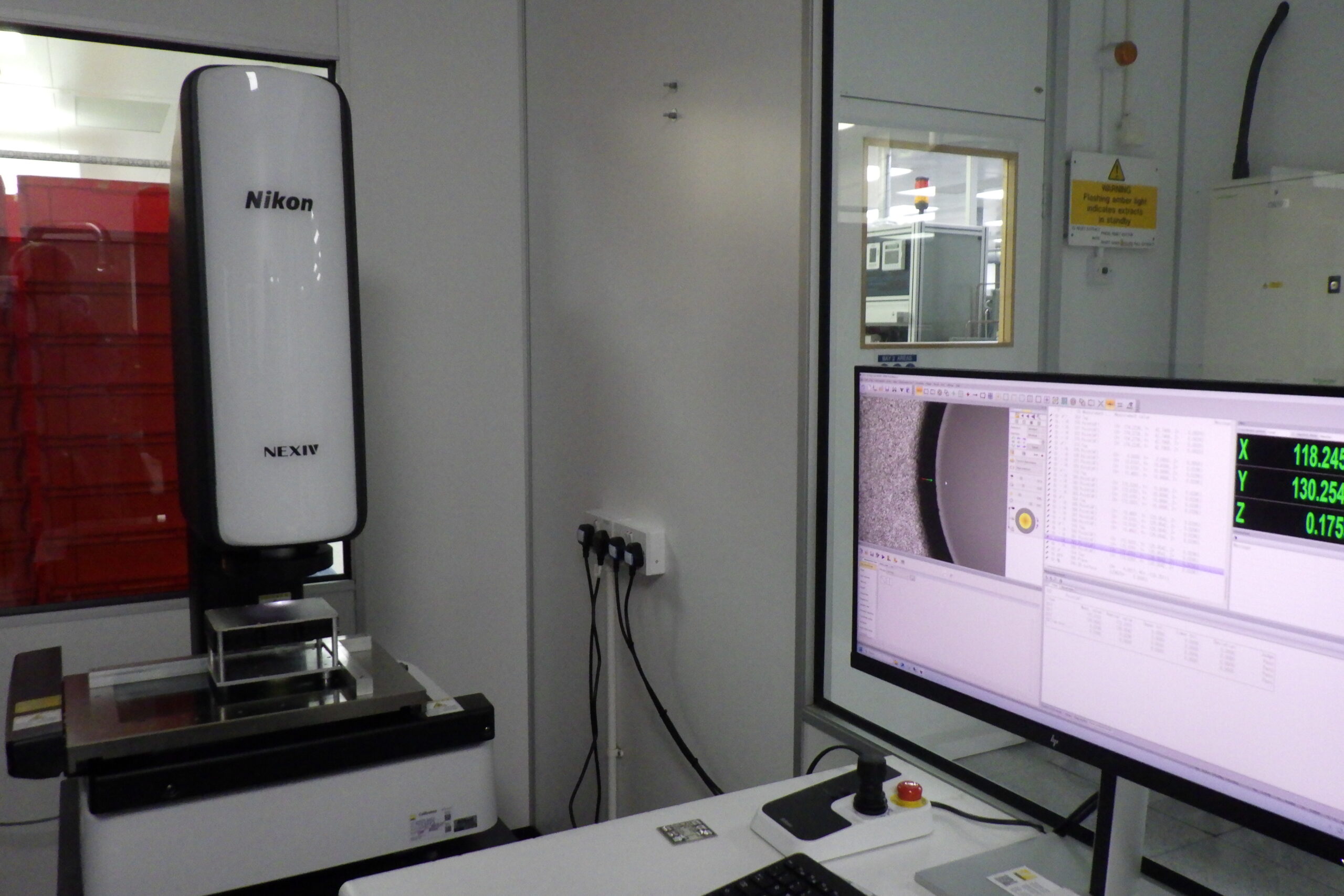 Système de mesure vidéo NEXIV VMZ-S3020 type 2 de Nikon, installé chez Dynex.