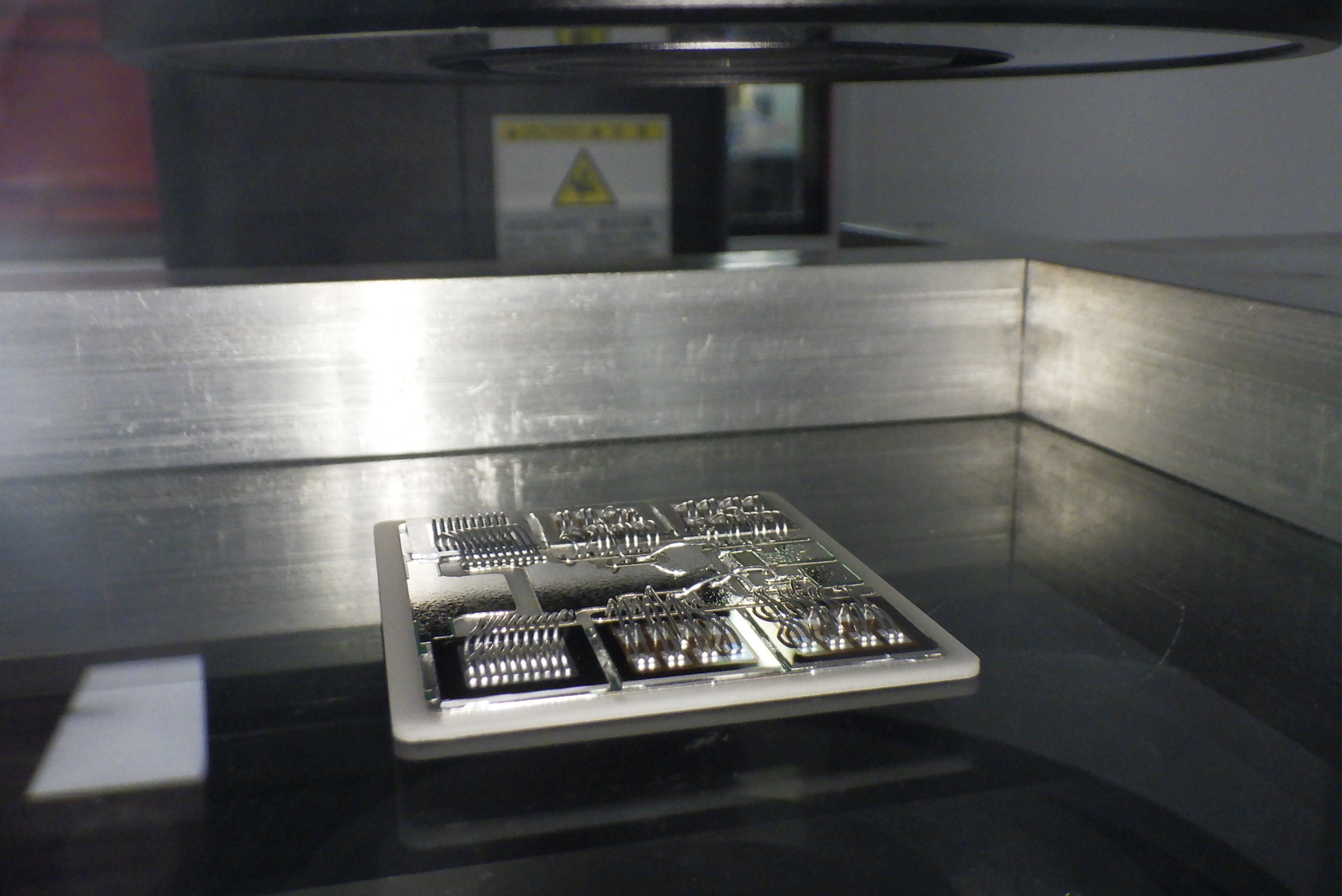 Le substrat sur lequel les composants électriques sont assemblés sous le NEXIV prêt à être mesuré.