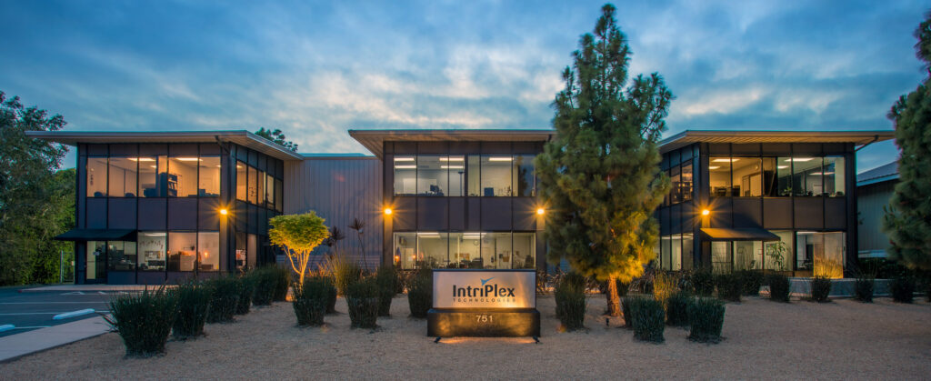 Gedung kantor pusat IntriPlex Technologies di Santa Barbara, California.